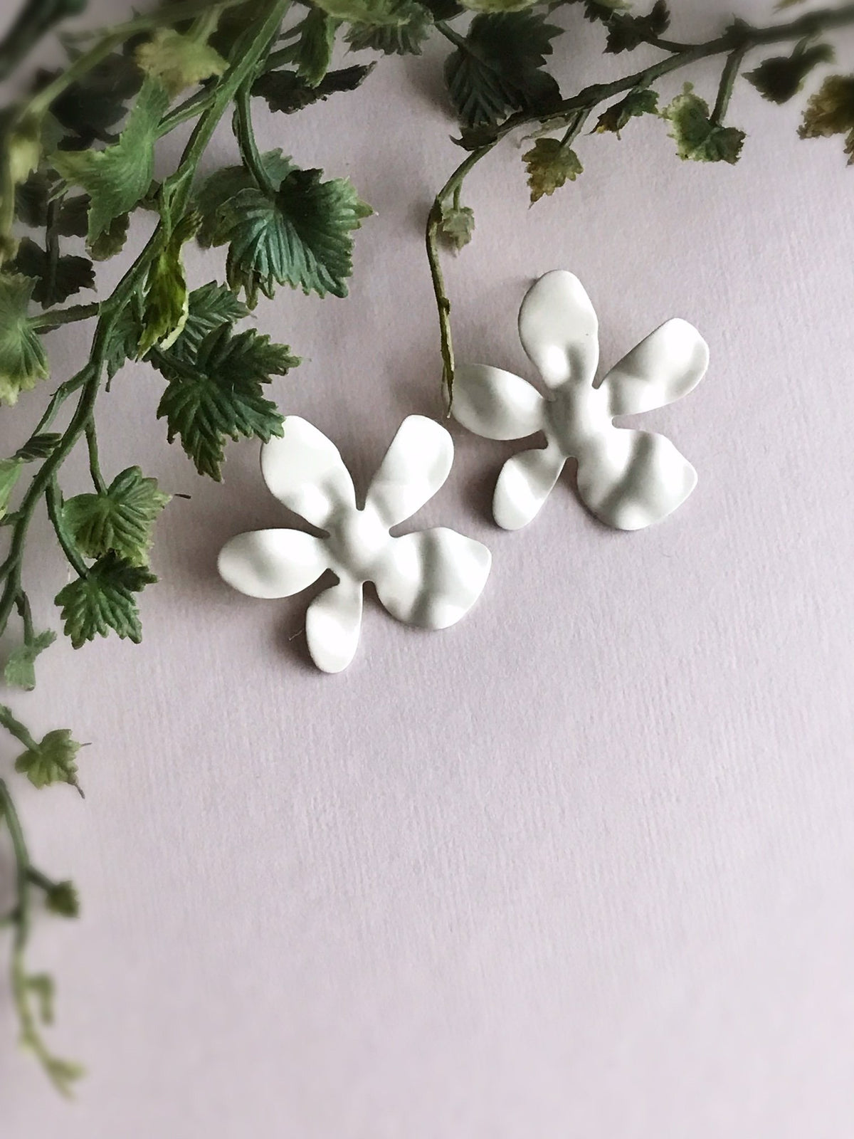daisy earrings - ivory