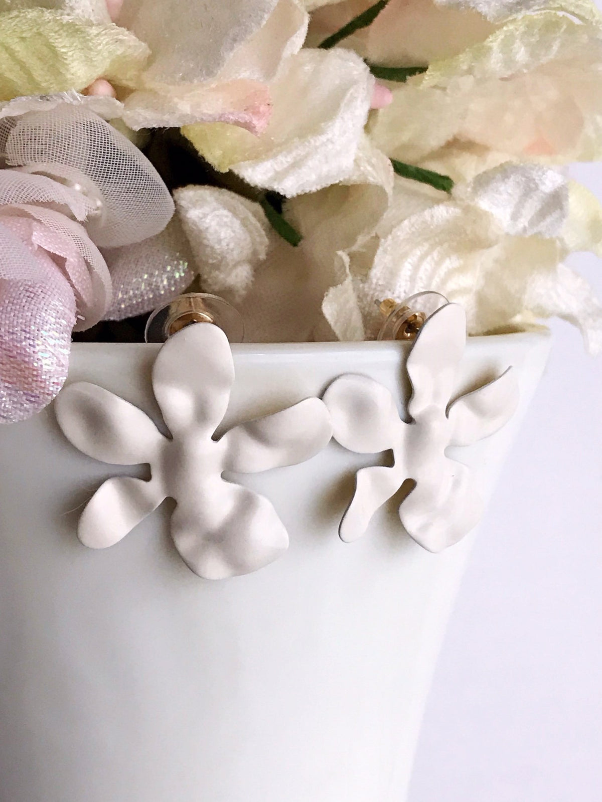 daisy earrings - ivory