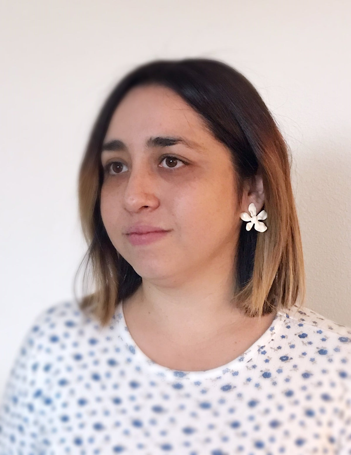 daisy earrings - ivory