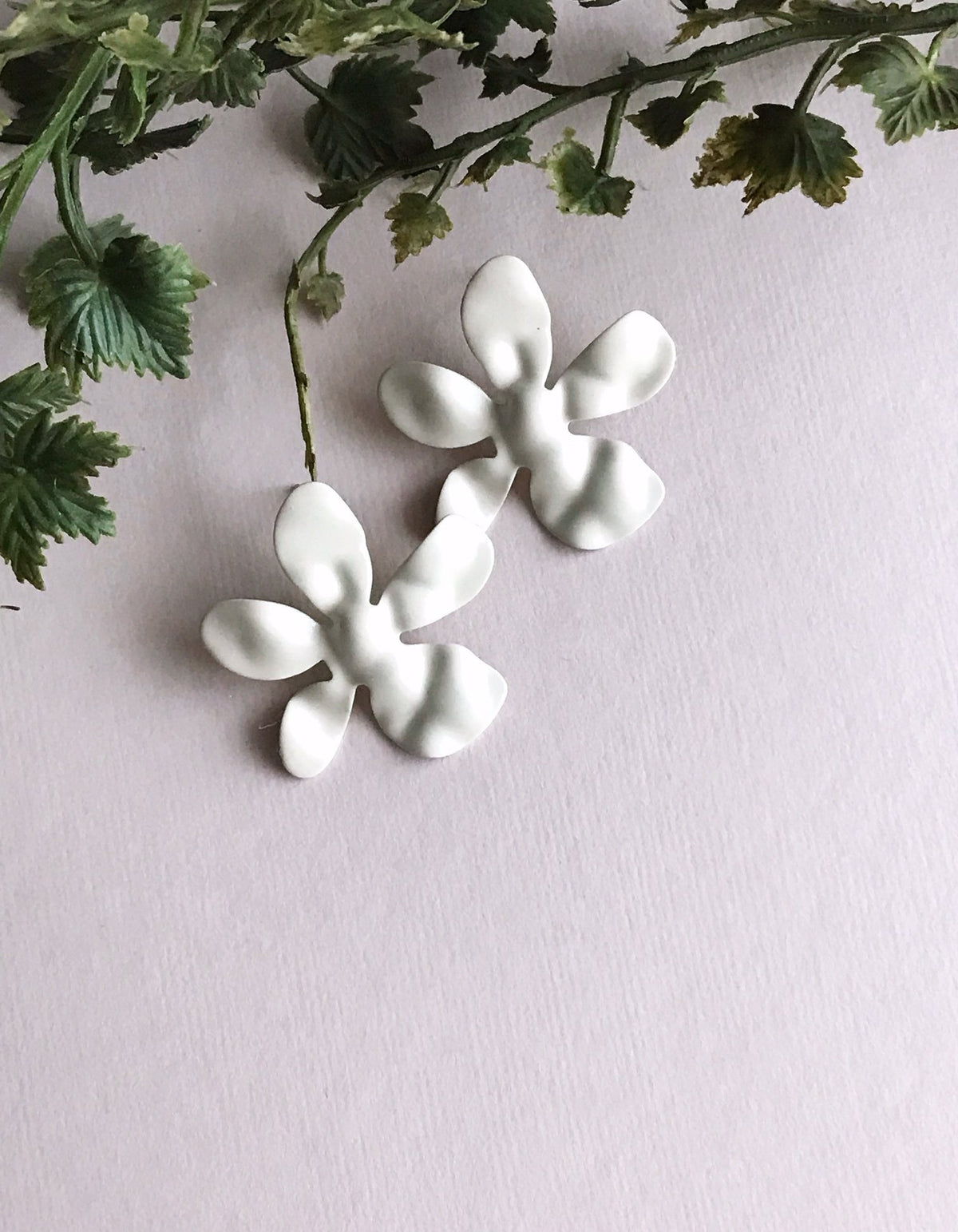 daisy earrings - ivory