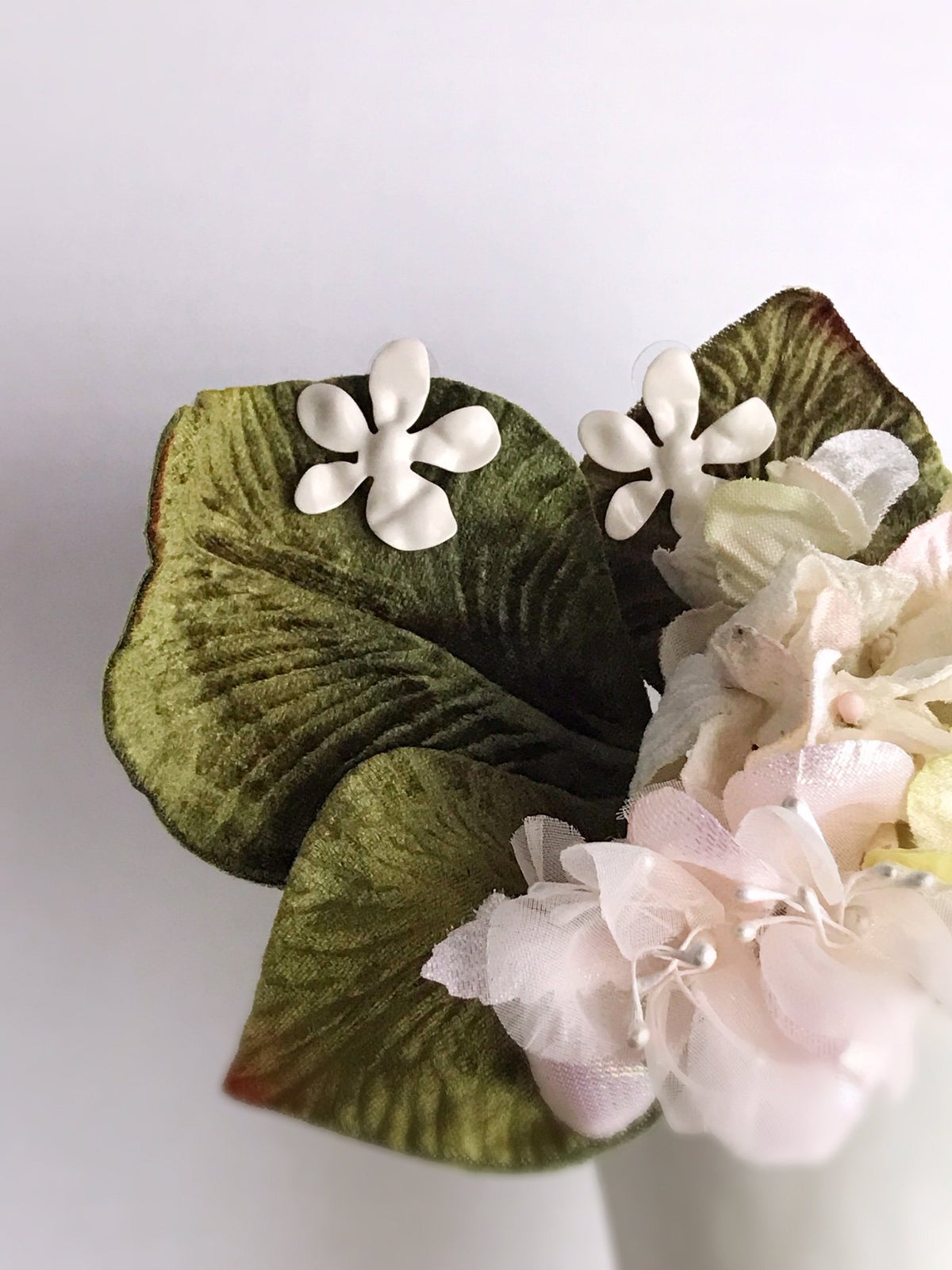 daisy earrings - ivory