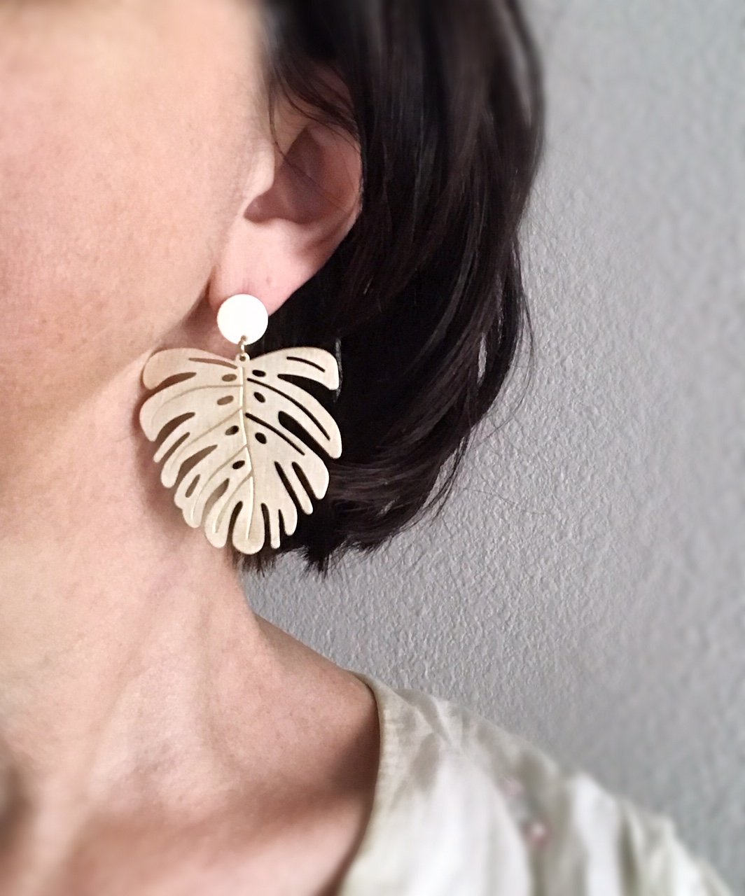 Monstera Earrings - Brushed Brass